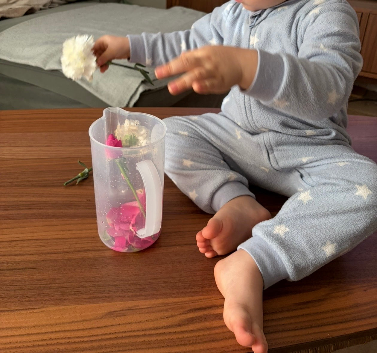 Activité Montessori transvaser fleur pichet enfant 