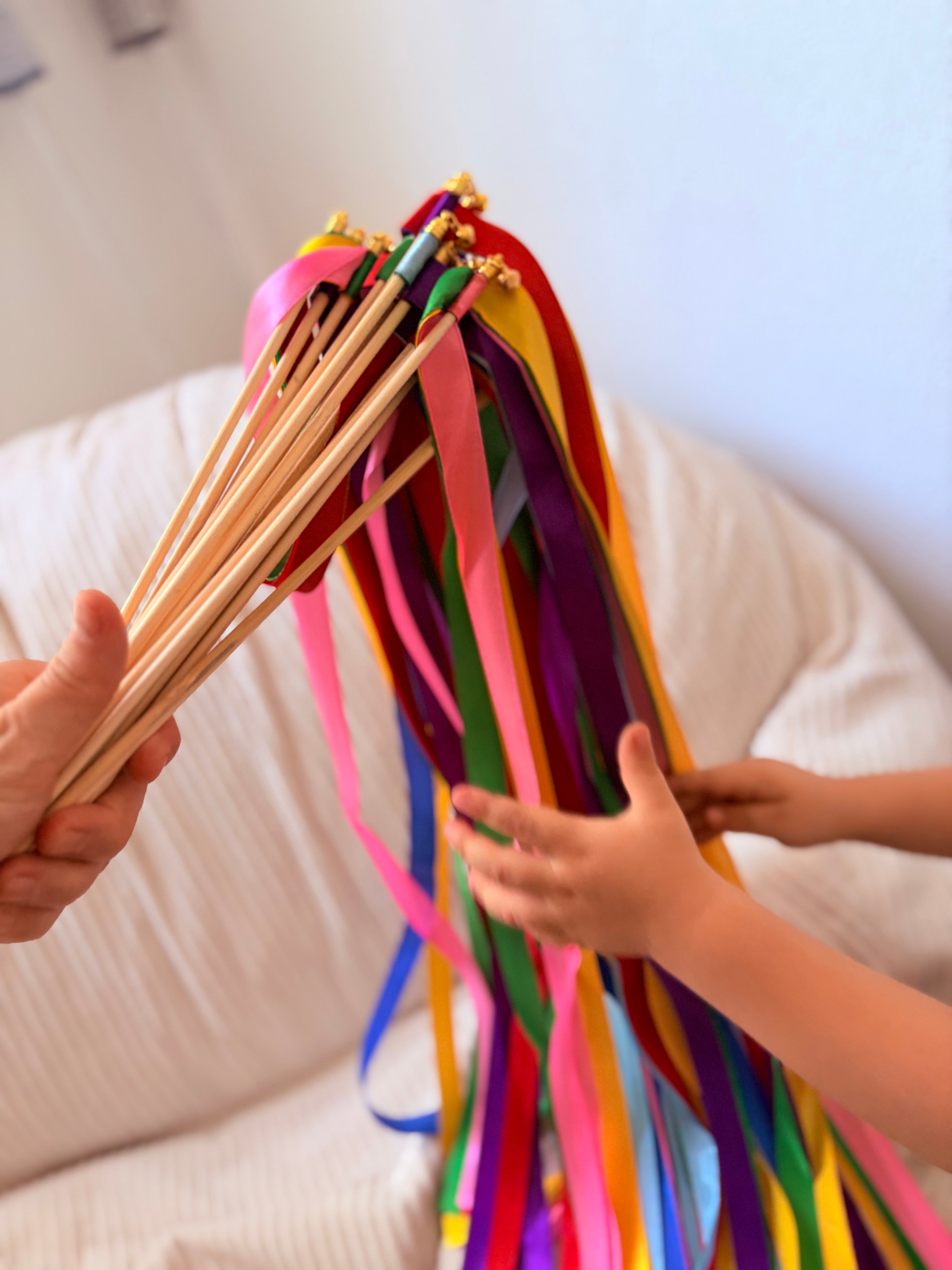 Lot de 20 baguettes à rubans colorés avec grelot