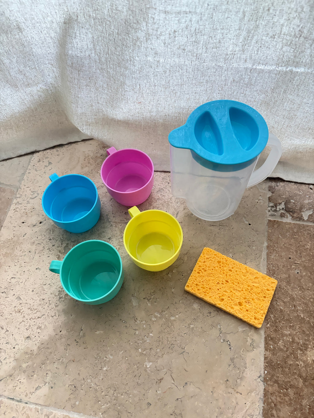 Kit de transvasement Montessori – Pichet, gobelets colorés et éponge