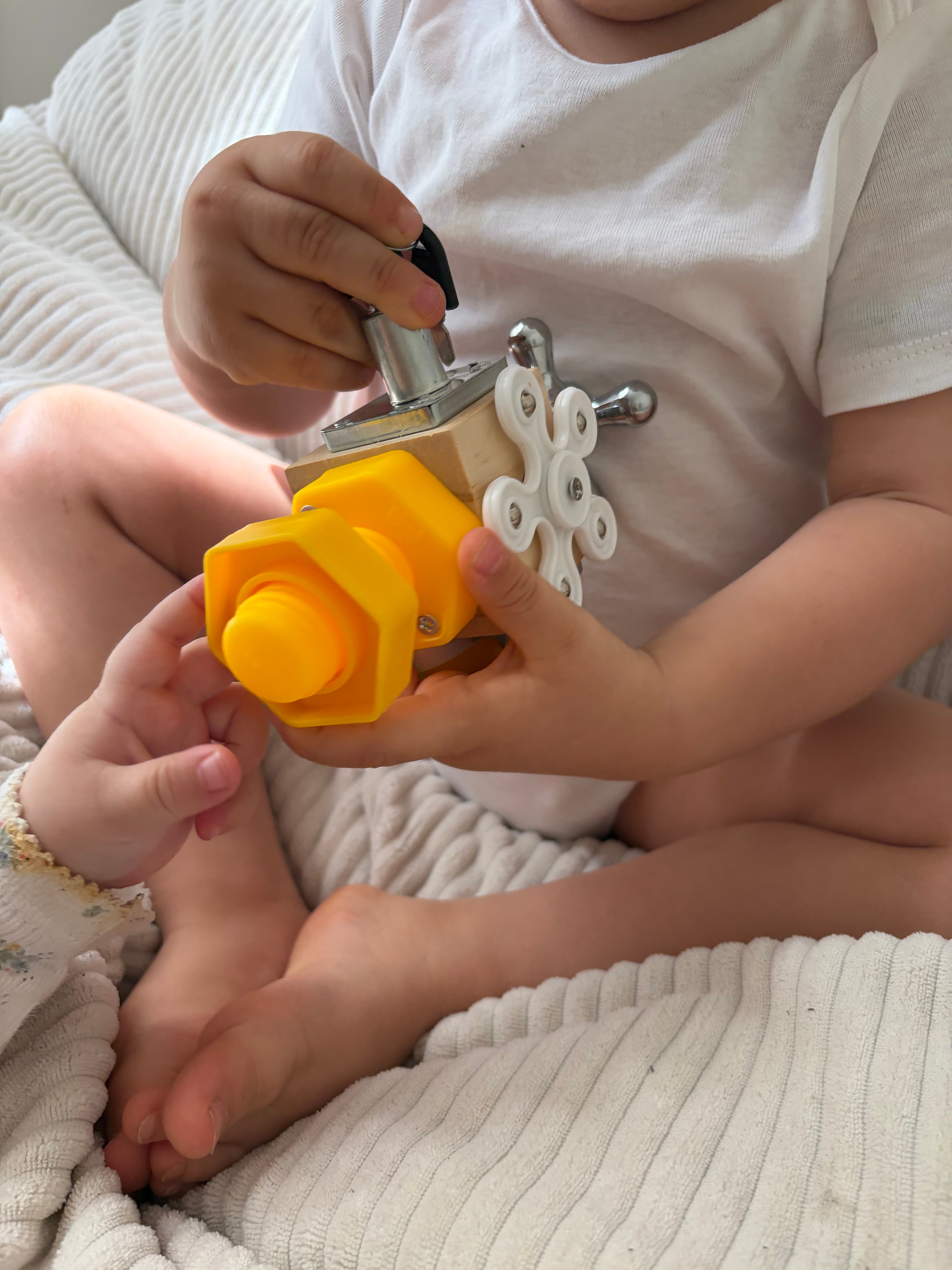 Busy Board Montessori en Bois – Jeu Sensoriel et Motricité Fine pour Enfants