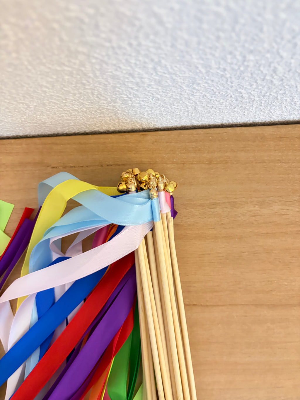 Lot de 20 baguettes à rubans colorés avec grelot