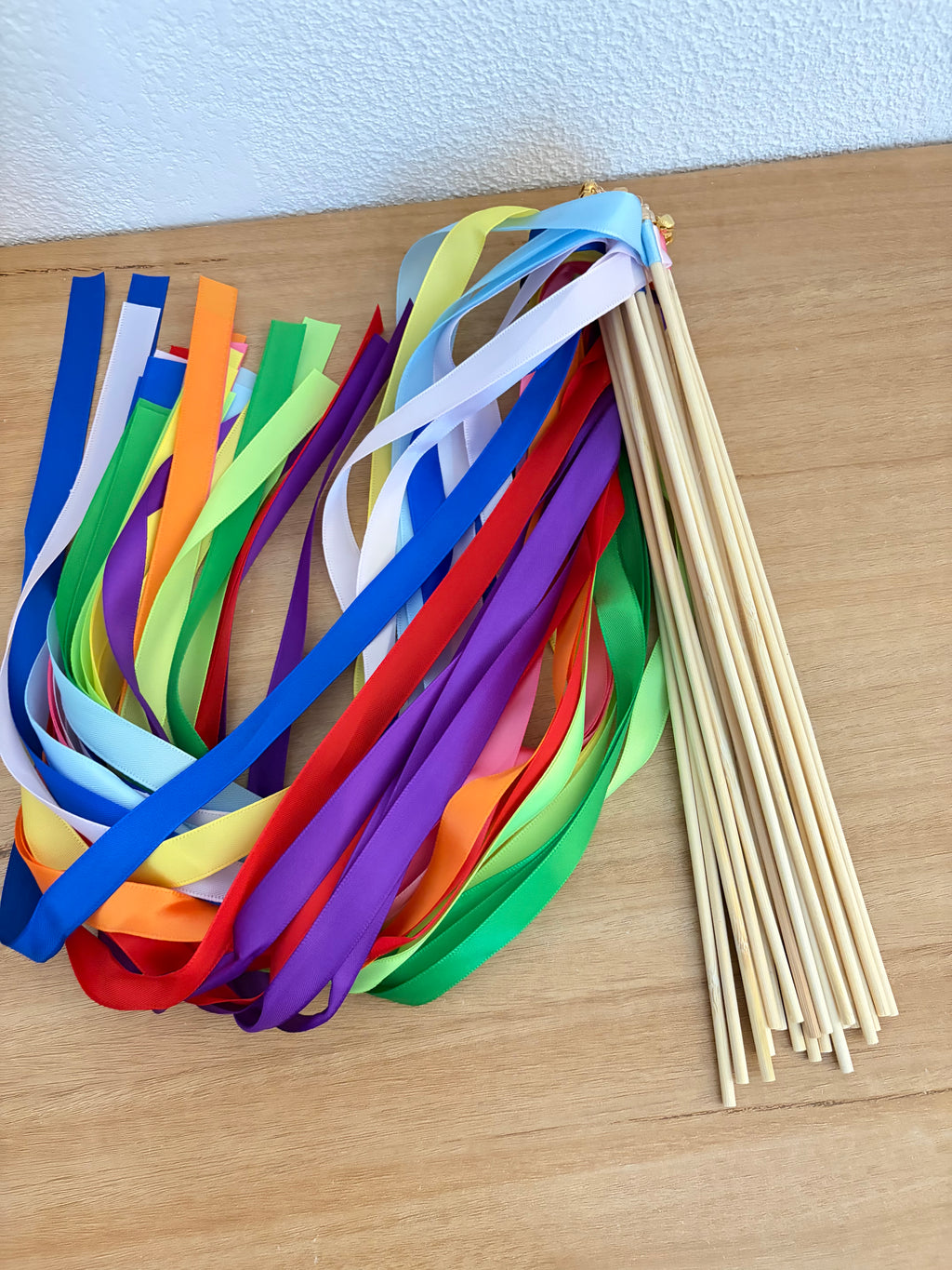 Lot de 20 baguettes à rubans colorés avec grelot