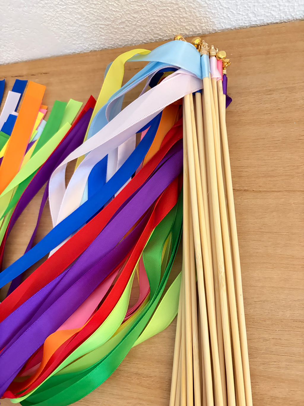 Lot de 20 baguettes à rubans colorés avec grelot