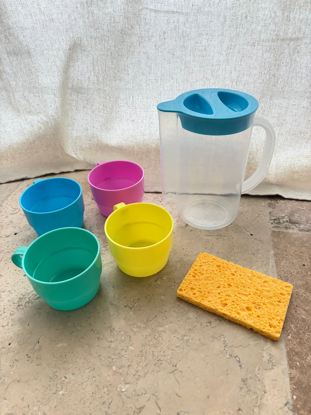 Kit de transvasement Montessori – Pichet, gobelets colorés et éponge