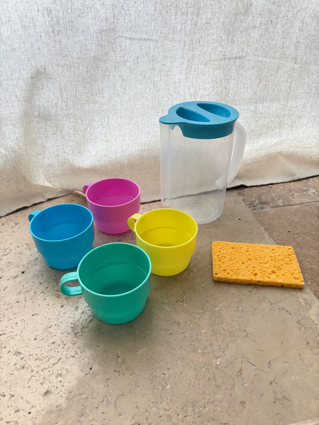 Kit de transvasement Montessori – Pichet, gobelets colorés et éponge