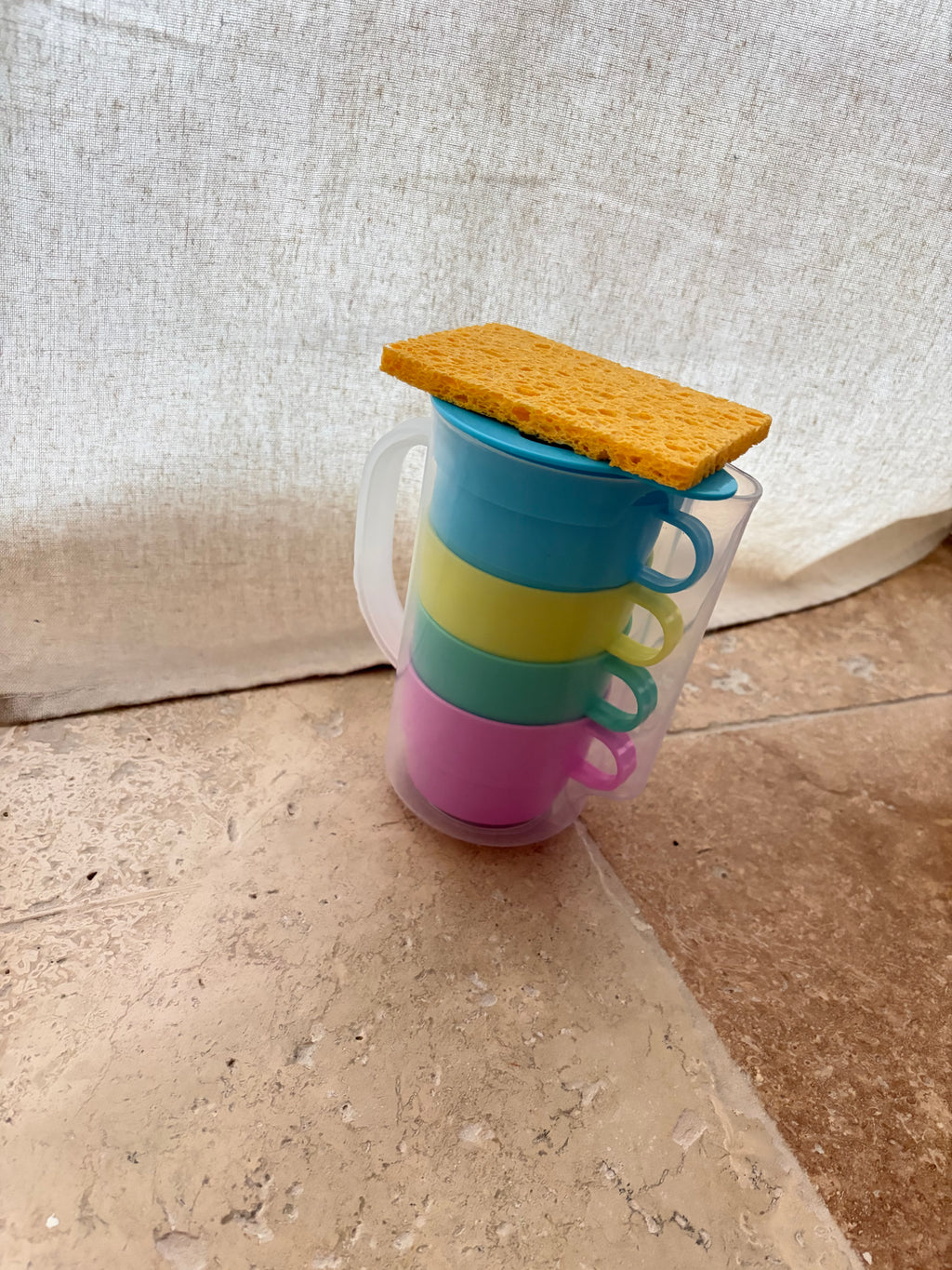 Kit de transvasement Montessori – Pichet, gobelets colorés et éponge