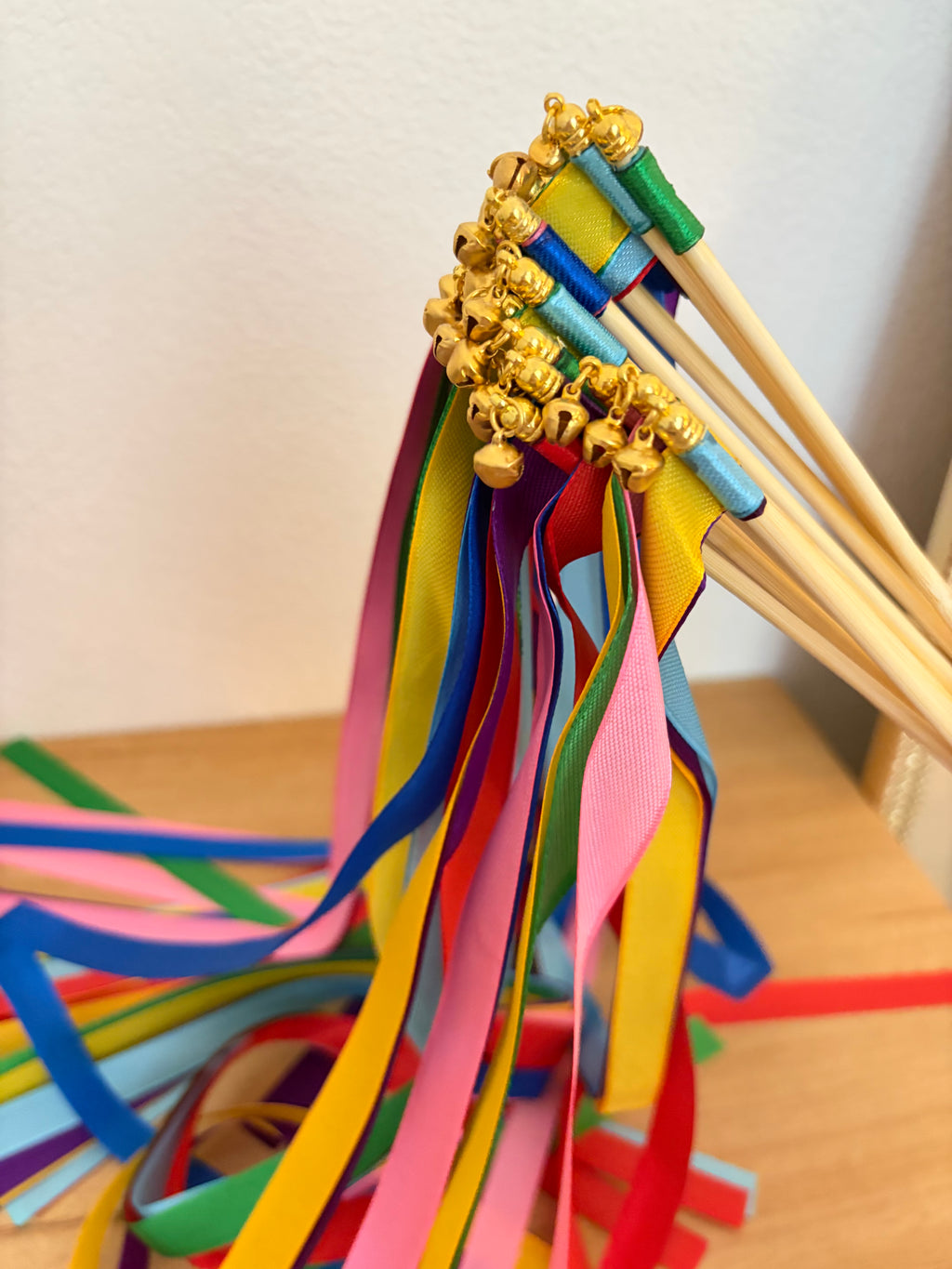 Lot de 20 baguettes à rubans colorés avec grelot