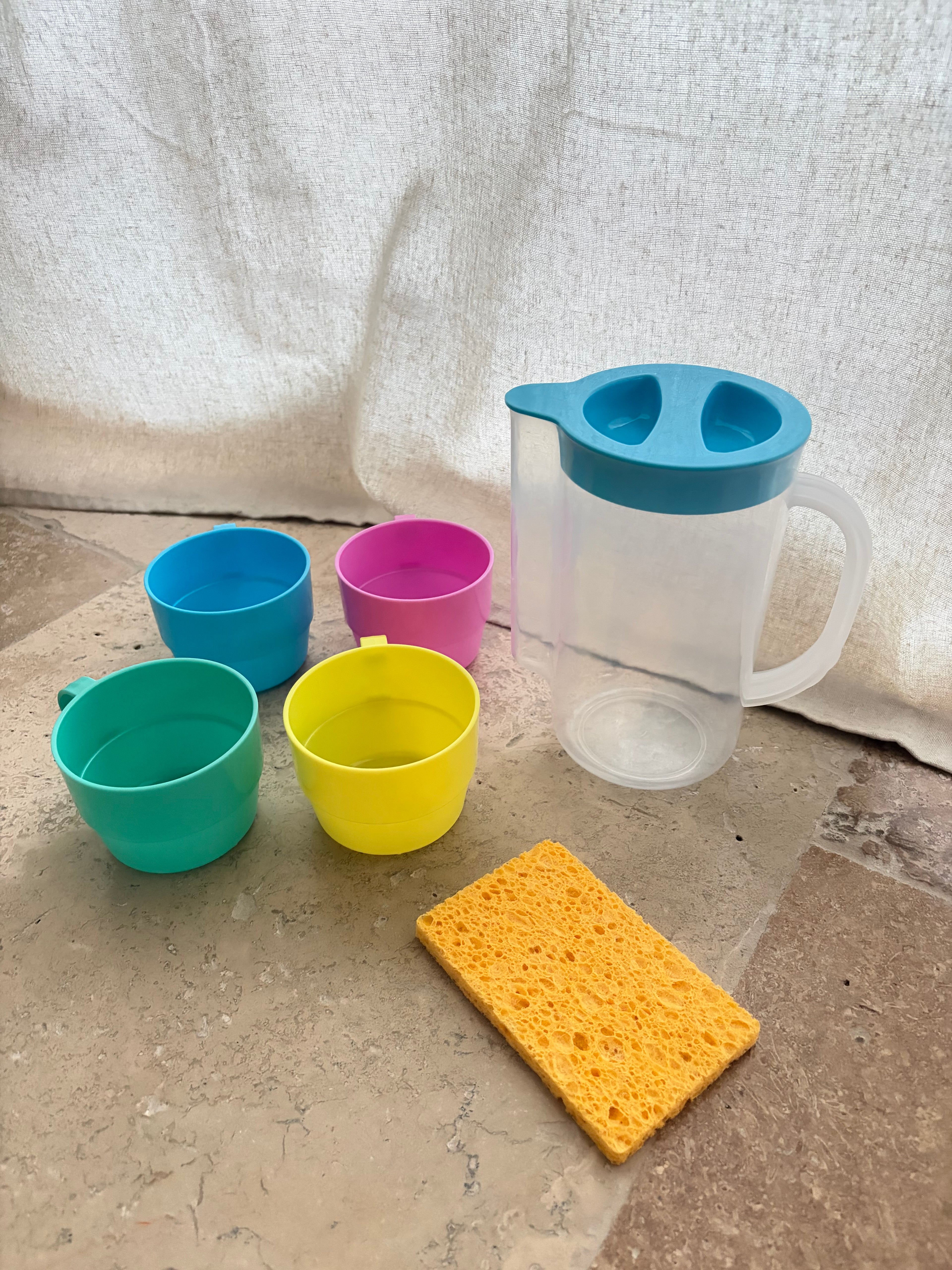 Kit de transvasement Montessori – Pichet, gobelets colorés et éponge